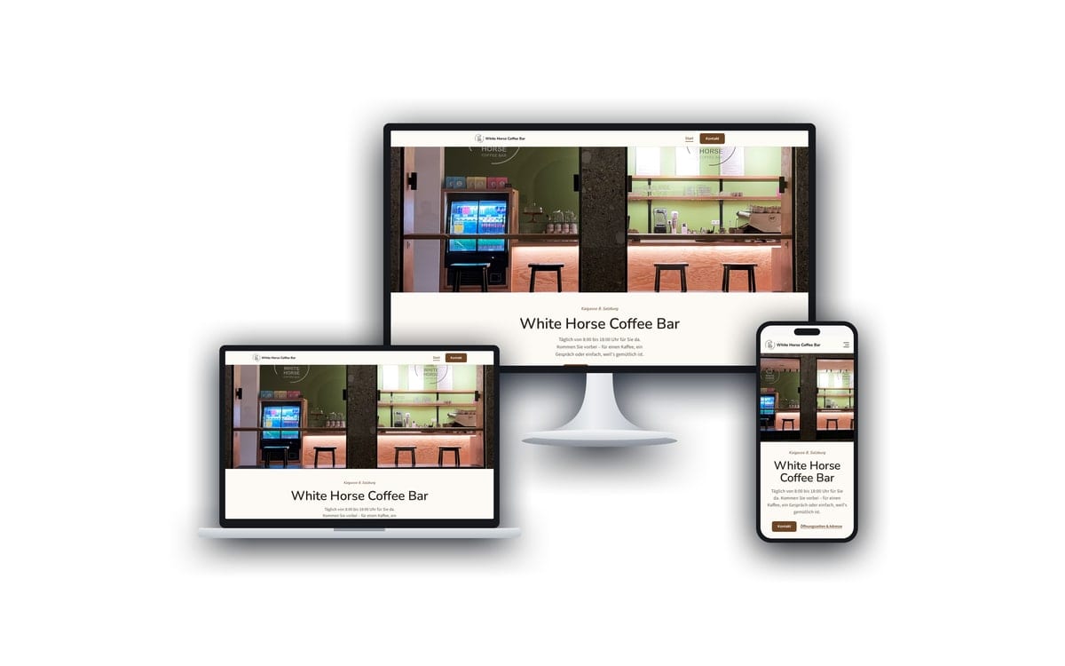 Die Website „White Horse Coffee Bar" auf Bildschirm, Laptop und Smartphone nebeneinander dargestellt
